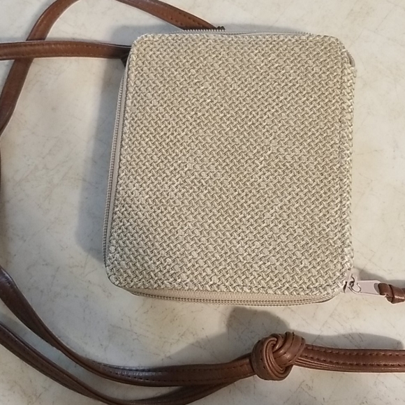 Kathie Lee Crossbody Wallet - Picture 3 of 6